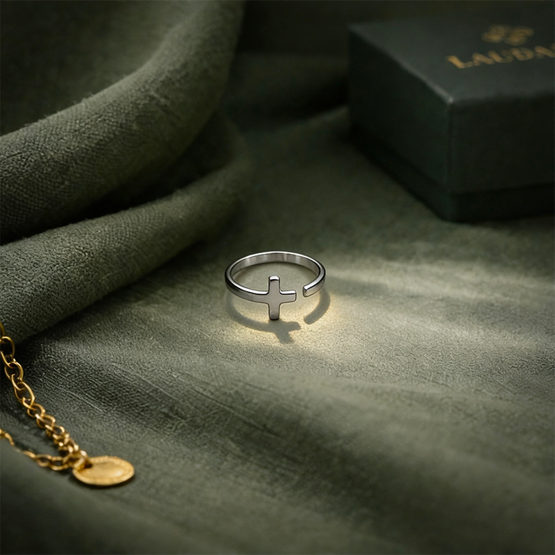 Bague croix simple argentée
