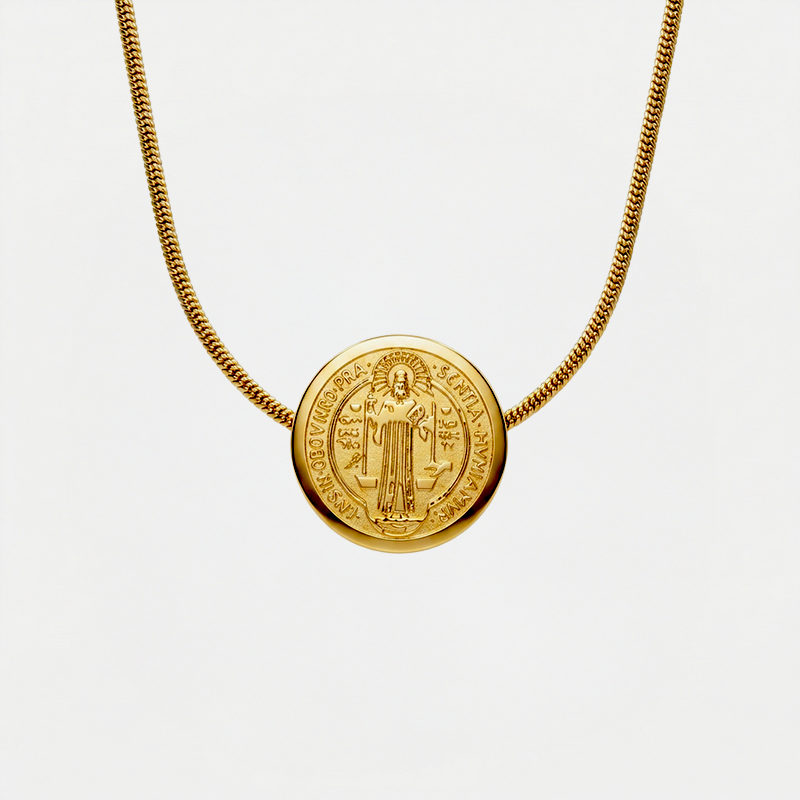 Collier médaille saint Benoît, finition dorée