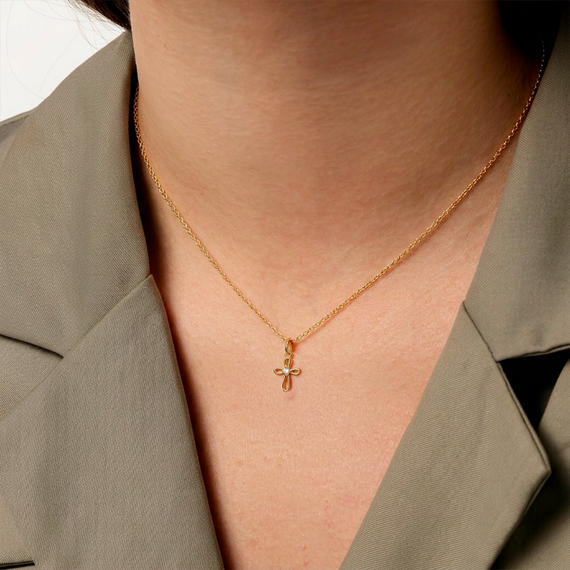 Pendentif croix ajourée dorée